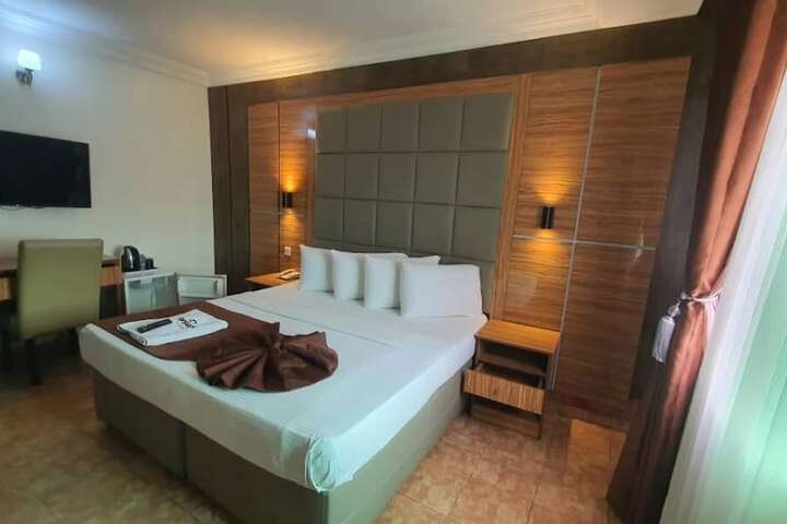 Room 6 of 13