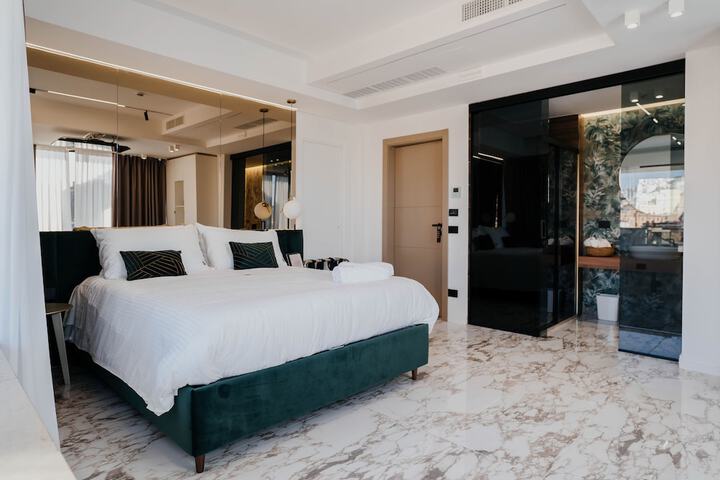 Room 42 of 117