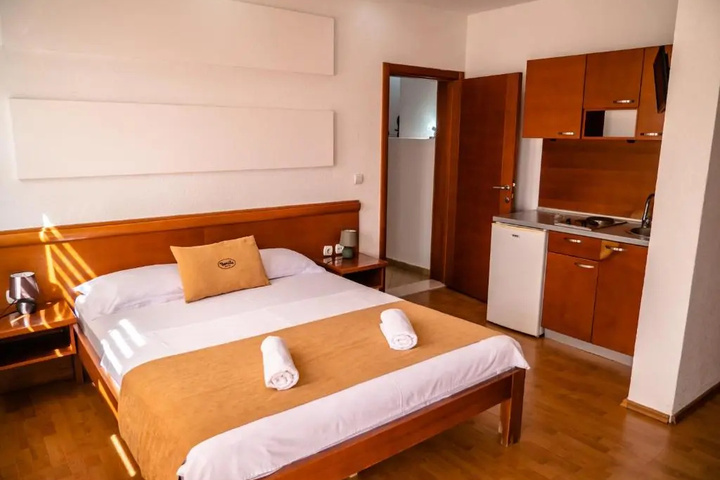 Room 4 of 8