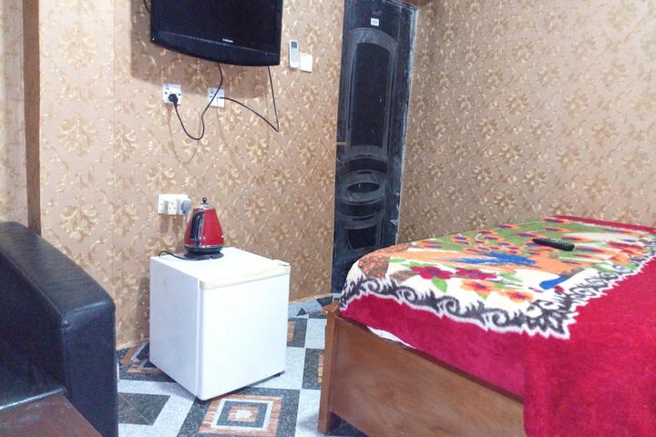 Room 13 of 18