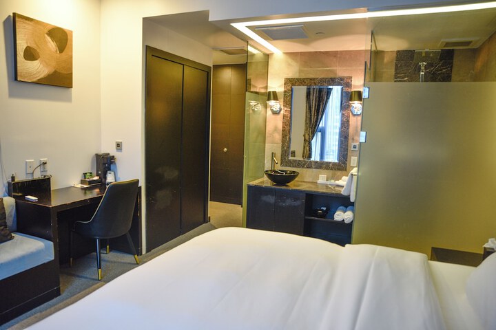 Deluxe King Bed Balcony (47 of 51)