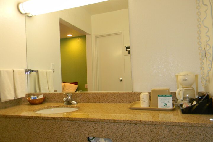 1 Queen Bed (2 of 10)