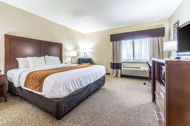 1 King Bed (12 of 19)
