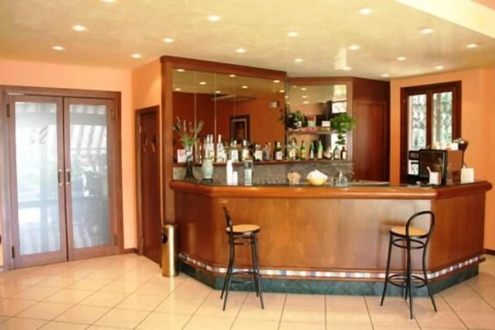 Lounge 14 of 40