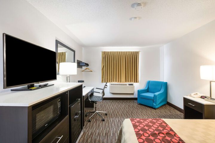 1 Queen Bed (6 of 13)