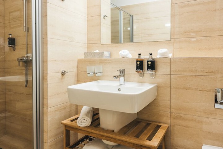 Room 24 of 27