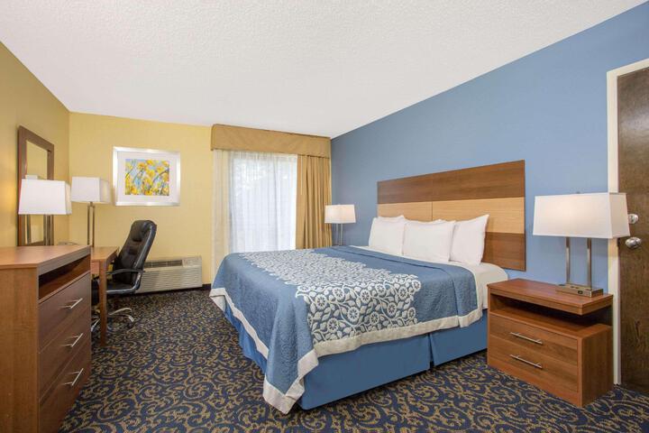 1 Queen Bed Accessible Room (10 of 10)