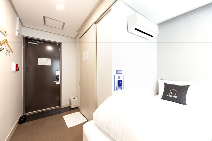 Room 8 of 34