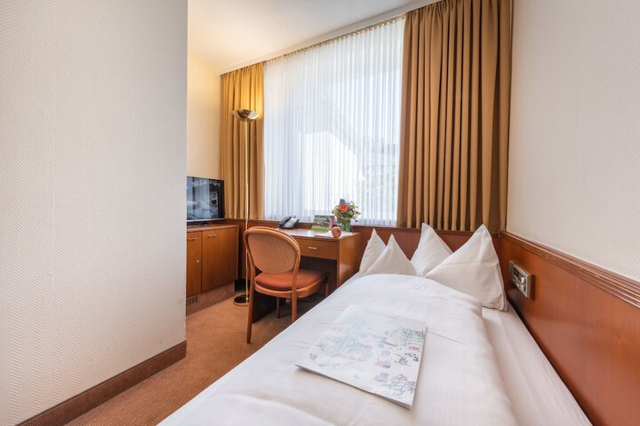 Room 4 of 42