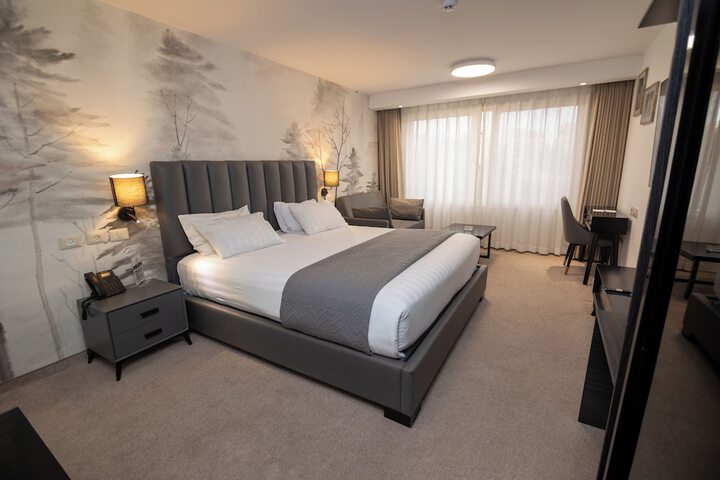 Room 8 of 34