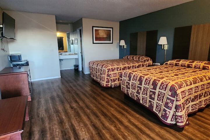 2 Queen Beds (9 of 10)