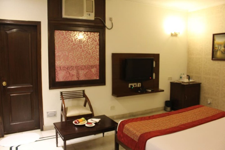 Room 11 of 26
