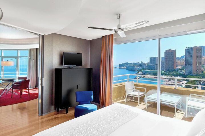 Room 33 of 212