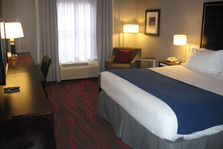 Standard King Bed Accessible (1 of 5)