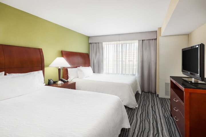 2 Queen Beds (12 of 18)