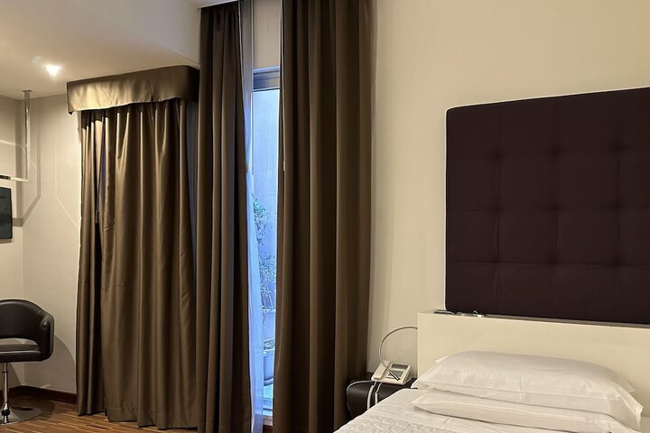 Room 25 of 77