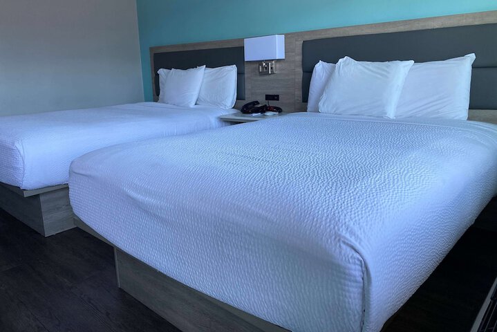 1 Queen Bed Business Room (7 of 23)