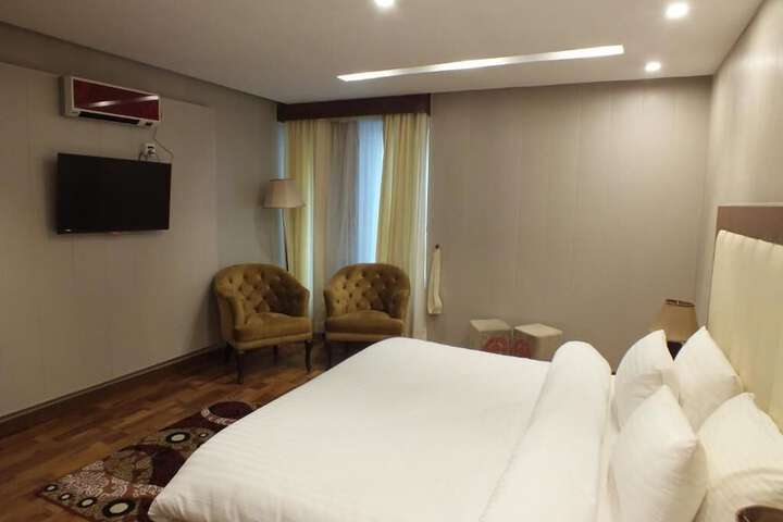 Room 17 of 39