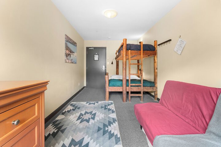 Room 27 of 83