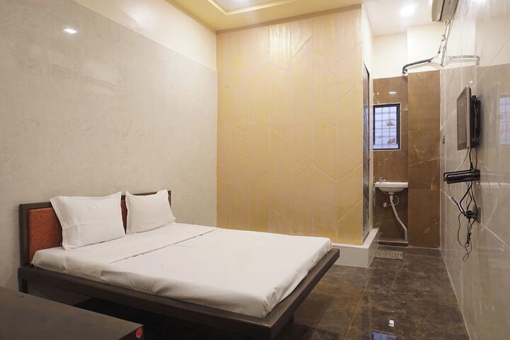 Room 12 of 25