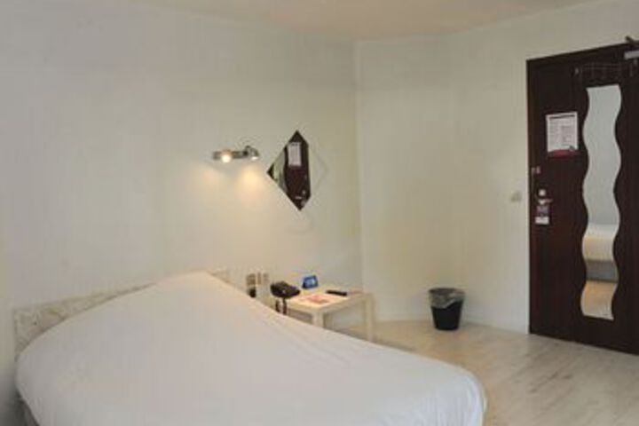 Room 9 of 12