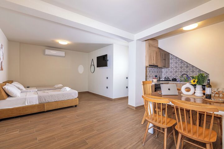 Room 3 of 76