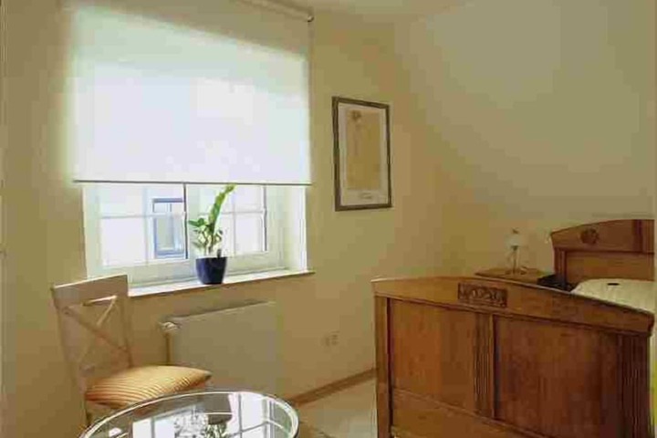 Room 4 of 9