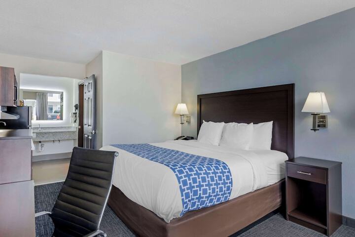 1 King Bed Efficiency (1 of 11)
