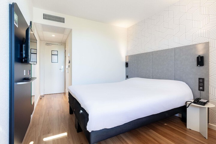 Room 11 of 102