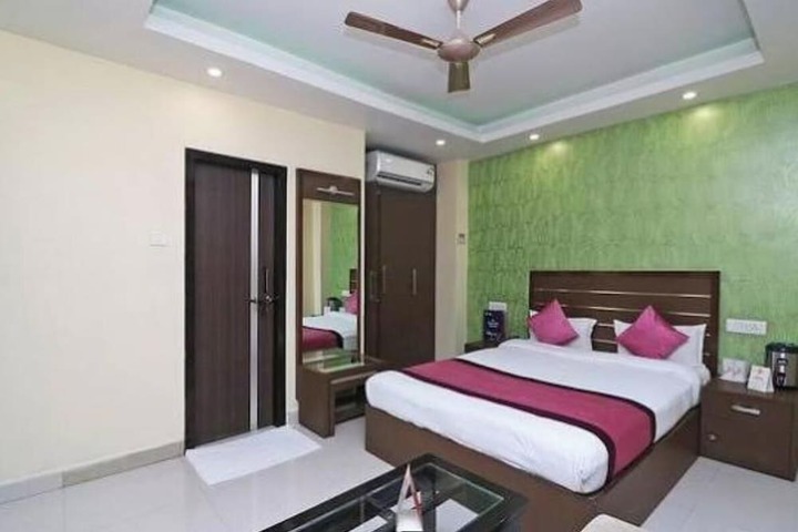 Room 5 of 8