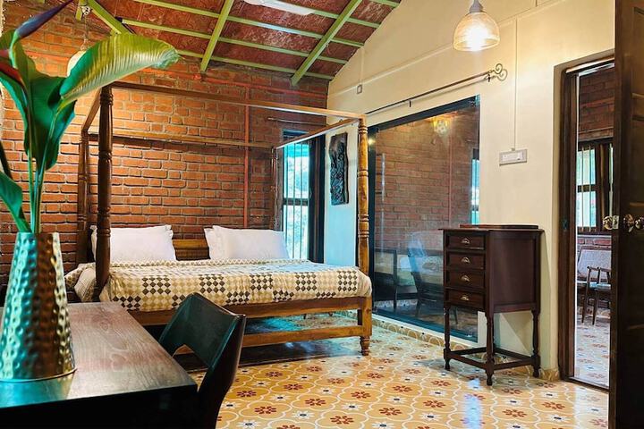 Room 10 of 28