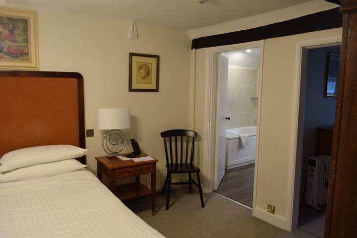 Room 21 of 77