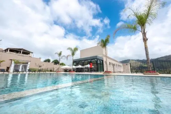 Pool 4 of 6