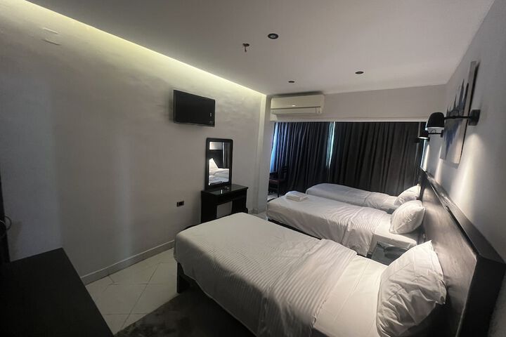 Room 33 of 107