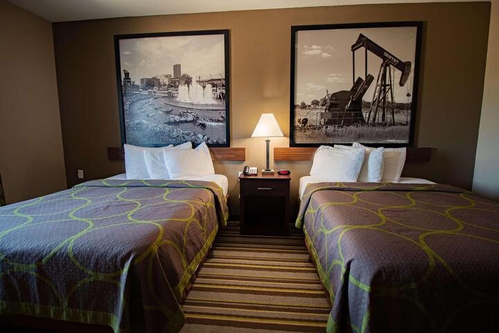 2 Queen Beds (2 of 12)