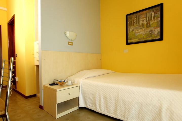 Room 7 of 33