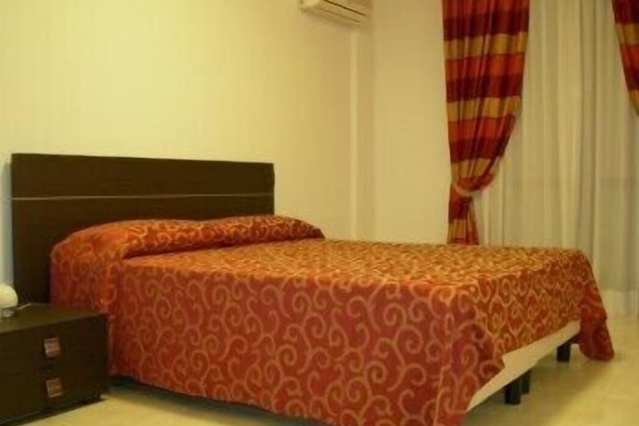Room 2 of 32