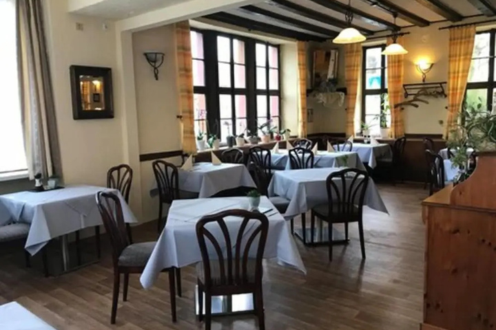 Dining 8 of 12