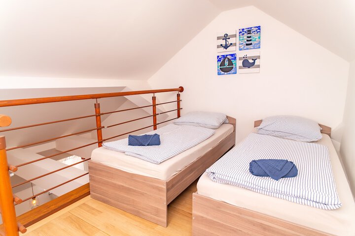 Room 10 of 68