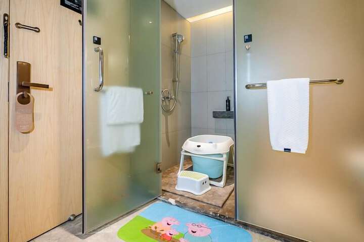 Room 52 of 96