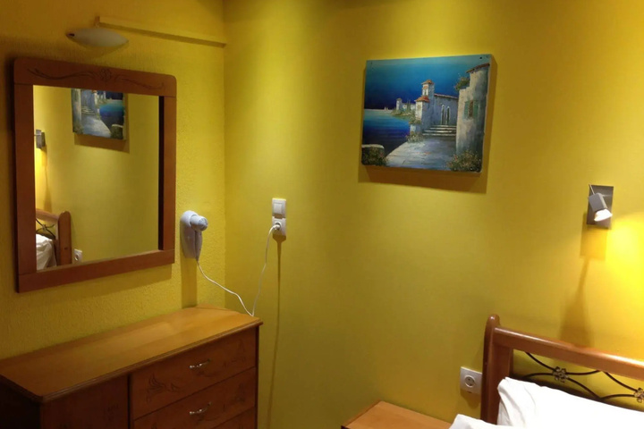 Room 5 of 16