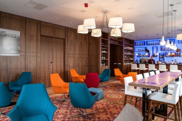 Lounge 75 of 108
