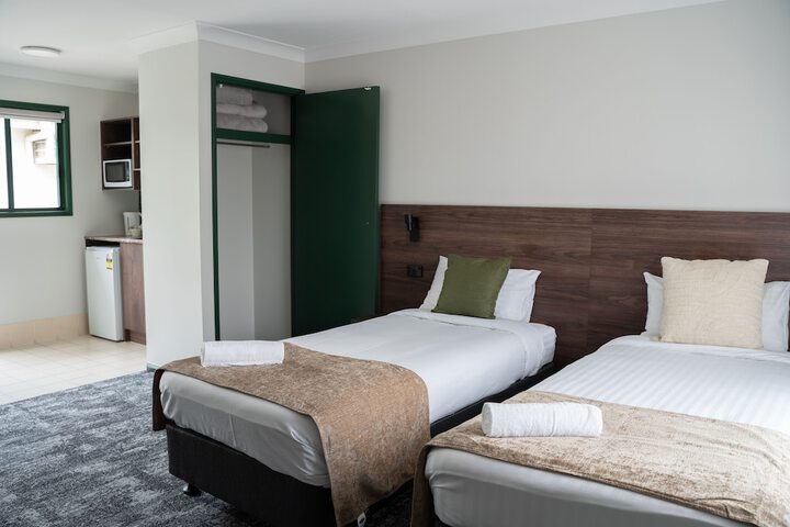 Room 4 of 33