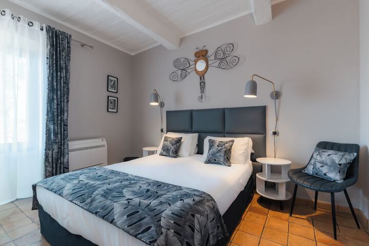 Room 2 of 33