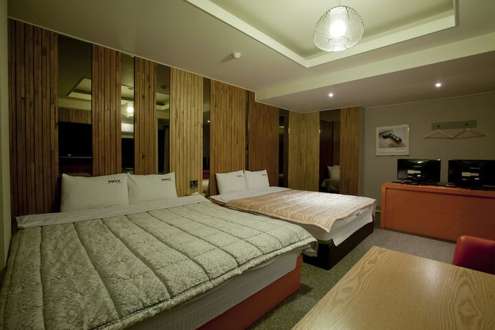 Room 12 of 77