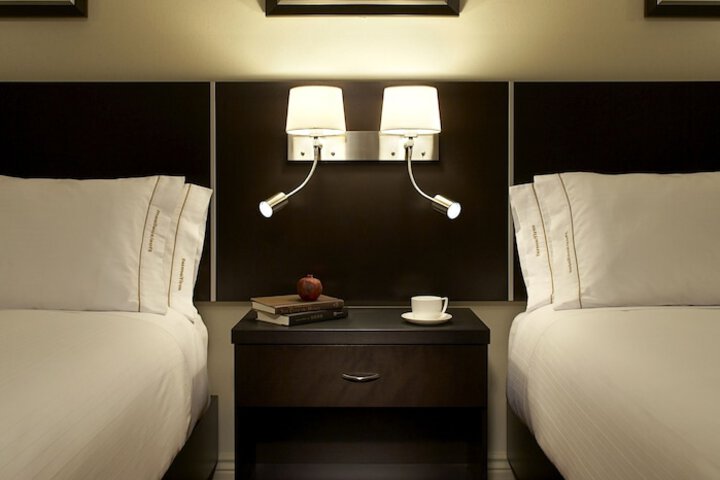 2 Queen Beds (3 of 4)