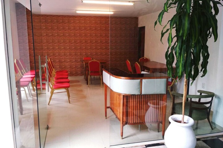 Lounge 28 of 33