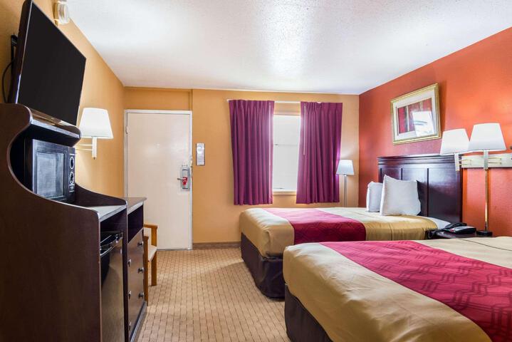 1 Queen Bed Accessible (7 of 8)