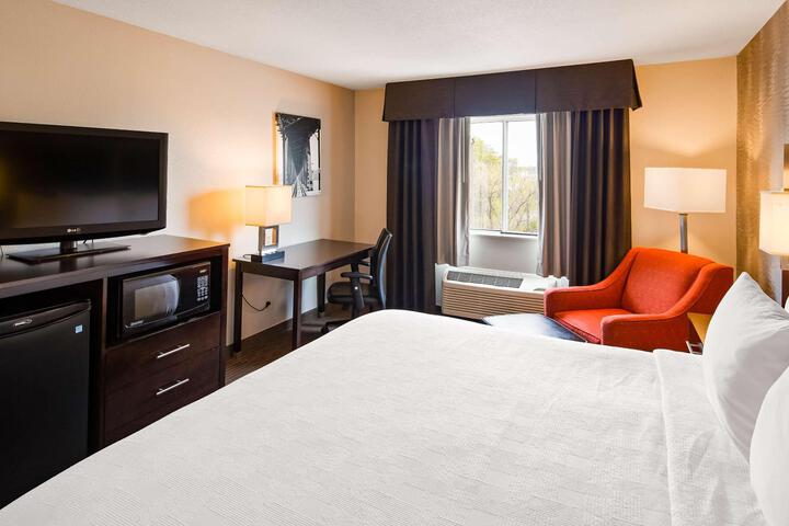 1 King Bed Pillowtop Microfridge 37in Led TV High Speed Full Breakfast (7 of 15)