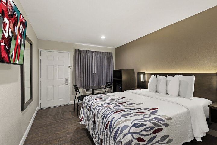 1 Queen Bed (10 of 12)